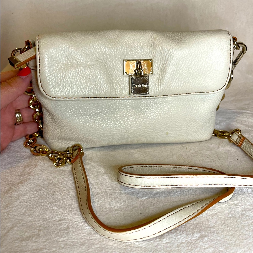 CALVIN KLEIN. White Leather Shoulder Bag with Chain Strap.